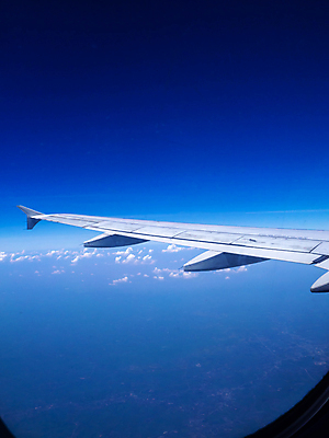 포토 JPG 해외이미지 구름 디자인 응시 바다 섬 여행 날개 비즈니스 창문 교통시설 하늘 휴가 비행기 실내 안테나 사람없음 파란색 흰색 도시 항공 상업 제트기 승객 우주산업 대패 수평선 해외포토 자연요소 시선 산업 컬러 교통 통신 항공교통 대중교통 내부 우주 시설 파일형식 이미지허브