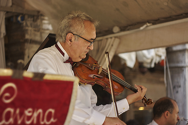 포토 JPG 해외이미지 주간 서양인 남자 연주 유럽풍경 들기 상반신 성인 야외 두명 옆모습 아웃포커스 이탈리아 바이올린 베네치아 바이올리니스트 길거리예술가 성인남자만 해외포토 자연요소 외국인 유럽 음악 뷰포인트 모션 현악기 촬영기법 사람 풍경 연주자 예술가 남자만 성인만 파일형식 이미지허브