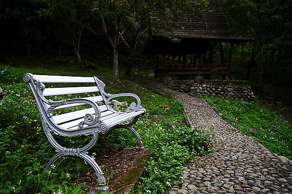 포토 JPG 해외이미지 나무 식물 공원 꽃 길 가구 백그라운드 잎 벤치 의자 자연 휴식 앉기 풍경 잔디 사람없음 목재 옆모습 초록색 금속 정원 어둠 침묵 산책 바위 보행로 고독 숲 신비 오솔길 관목 쇼 일반 내추럴 방법 해외포토 공공시설 감정 뷰포인트 컬러 생활용품 컨셉 재료 모션 재질 소리 돌_바위 생태계 파일형식 이미지허브