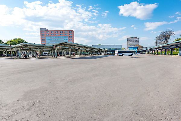 포토 JPG 해외이미지 도로 선 여행 이동 버스 사람없음 건물 여행객 운전 대기 도시 기다림 역 연결 주차 도착 사인 출발 시설 승객 일반 제비 그만 길가 루트 슬로바키아 터미널 해외포토 건축물 유럽 길 육상교통 컨셉 교통시설 모션 조류 대중교통 사람 파일형식 이미지허브