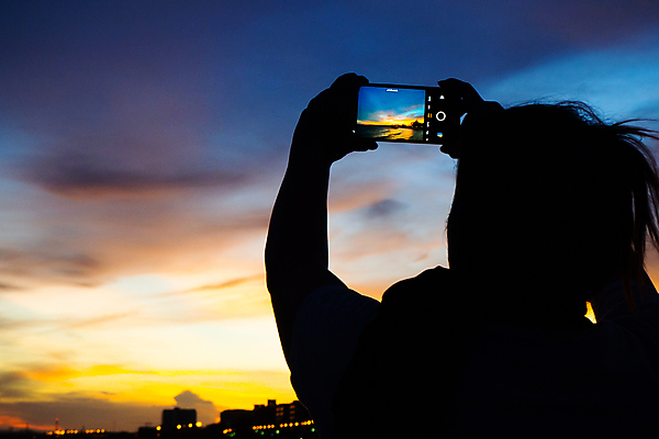 포토 JPG 해외이미지 주간 여자 실루엣 하늘 한명 들기 풍경 상반신 성인 야외 스마트폰 태양 일출 사진촬영 성인여자한명만 해외포토 자연요소 1 모션 촬영기법 사람 핸드폰 스마트기기 노을 촬영 여자한명만 성인여자만 파일형식 이미지허브
