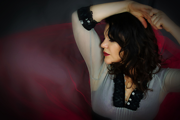 포토 JPG 해외이미지 백인 직업 응시 옷 여자 행복 벽 40대 50대 포즈 백그라운드 성공 갈색머리 실내 한명 서기 사람 성인 유행 우주 재킷 회색 자신감 우아함 닫기 경영자 개성 스타일 카피스페이스 해외포토 서양인 1 헤어스타일 시선 감정 컬러 중년 컨셉 모션 내부 공백 외투 리더 파일형식 이미지허브