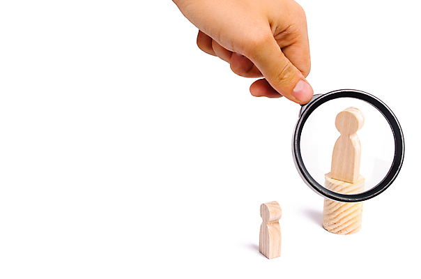 포토 JPG 해외이미지 손 돋보기 실내 들기 신체부위 관찰 말_게임 확대 흰배경 해외포토 백그라운드 모션 사람 내부 게임 흰색 파일형식 이미지허브