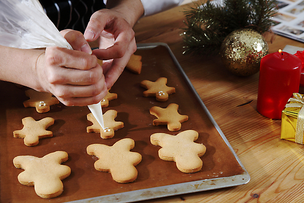 포토 JPG 해외이미지 손 초 쟁반 실내 들기 신체부위 쿠키 제과 잡기 그리기 누름 나무탁자 음식데코레이션 진저맨 짤주머니 진저쿠키 해외포토 모션 탁자 디저트 사람 내부 제과제빵 제빵도구 파일형식 이미지허브