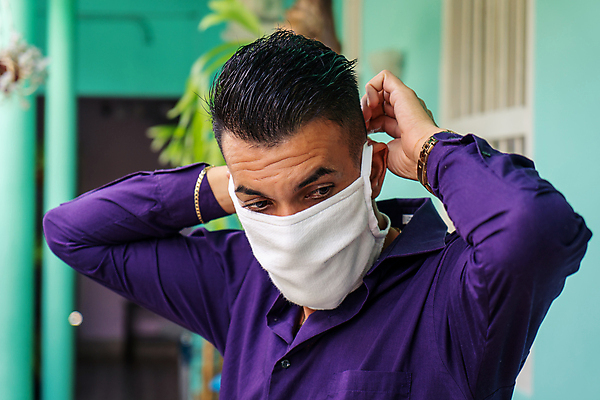 포토 JPG 해외이미지 남자 마스크 한명 사람 성인 야외 위생관리 성인남자한명만 코로나바이러스 해외포토 1 관리 바이러스 남자한명만 성인남자만 파일형식 이미지허브