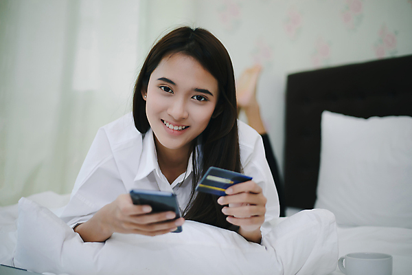 포토 JPG 해외이미지 라이프스타일 손 여자 행복 아시아 백그라운드 돈 인터넷 비즈니스 모바일 주택 세포 한명 사람 동양인 성인 금융 노트북 스마트폰 핸드폰 쇼핑 컴퓨터 상점 디지털 흰색 잡기 신용카드 구매 고객 스마트 상업 전자 결제 소매 온라인 전자상거래 인출 해외포토 1 감정 나라 컬러 컨셉 모션 인종 건물 생활 신체부위 경제 전자제품 스마트기기 재산 파일형식 이미지허브