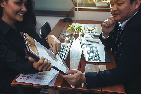 포토 JPG 해외이미지 직업 손 교육 아시아 컨셉 상의 생각 회사 비즈니스 통신 성공 설계 아이디어 직장 대화 사람 두명 금융 컴퓨터 자료 정보 업무 작업 비즈니스맨 네트워크 발표 계획 토론 분석 동료 보고서 컨설턴트 상담 투자 회계 경영 마케팅 지원 헬프 브레인스토밍 해외포토 옷 남자 나라 관계 말하기 신체부위 경제 전자제품 도움 직장인 전문직 파일형식 이미지허브