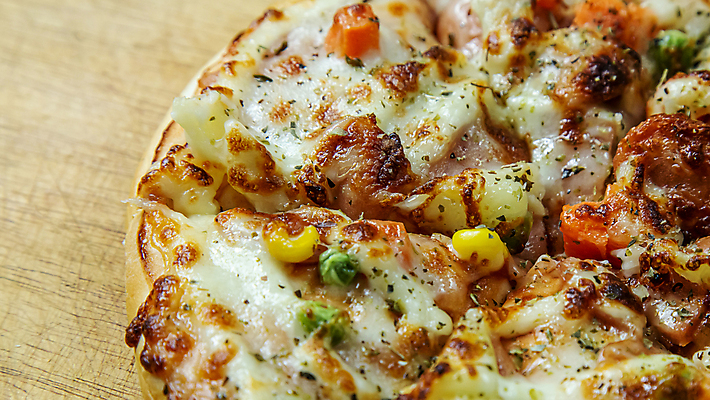 포토 JPG 해외이미지 전통 음식 백그라운드 토마토 채소 탁자 치즈 피자 육류 요리 사람없음 목재 빨간색 식사 저녁식사 이탈리아 껍질 시골 신선 이탈리아음식 맛 굽기 허브 후추 바질 점심식사 모짜렐라치즈 살라미 핸드메이드 해외포토 나무 식물 유럽 컬러 가구 컨셉 식재료 재료 유제품 패스트푸드 서양음식 구이 향신료 파일형식 이미지허브