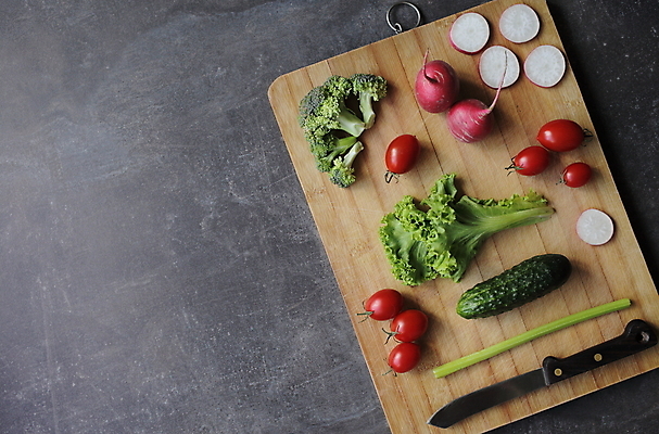 포토 JPG 해외이미지 식재료 방울토마토 실내 사람없음 상추 브로콜리 건강식 나무도마 적환무 해외포토 음식 토마토 채소 도마 내부 목재 무 파일형식 이미지허브