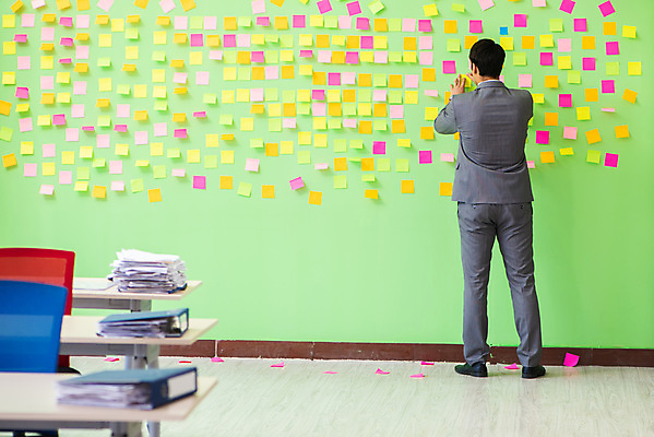 포토 JPG 해외이미지 전신 라이프스타일 남자 컨셉 회사 비즈니스 사업가 스트레스 직장 피곤 한명 서기 정장 성인 뒷모습 사무실 쪽지 시간 업무 작업 비즈니스맨 가득함 고민 포스트잇 바쁨 붙이기 성인남자한명만 해외포토 직업 1 옷 감정 뷰포인트 모션 사람 생활 메모지 직장인 남자한명만 성인남자만 파일형식 이미지허브