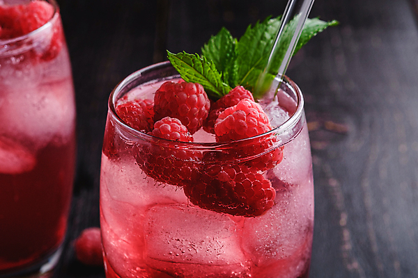 포토 JPG 해외이미지 잔 빨대 사람없음 빨간색 얼음 달콤 시원함 허브 산딸기 에이드 나무배경 해외포토 자연요소 식물 식기 음료 컬러 백그라운드 과일 맛 파일형식 이미지허브