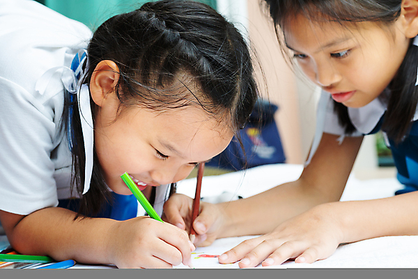 포토 JPG 해외이미지 주간 여학생 여자 어린이 엎드리기 색연필 함께함 소녀 상반신 야외 두명 옆모습 친구 그리기 그림 소녀만 해외포토 자연요소 학생 뷰포인트 컨셉 관계 모션 학용품 사람 여자만 어린이만 파일형식 이미지허브