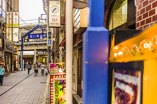 포토 JPG 해외이미지 여행 비즈니스 거리 광고판 사람 사람없음 야외 파란색 걷기 상점 금속 식당 일본 도쿄 사인 아치 대문 네온 테이크아웃 소매 서명 해외포토 아시아 컬러 모션 재질 알림판 문 판 파일형식 이미지허브