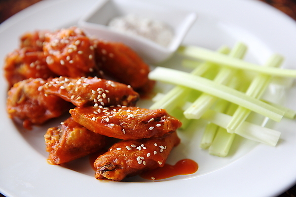 포토 JPG 해외이미지 실내 사람없음 아웃포커스 양념치킨 샐러리 닭날개 미국음식 버팔로윙 블루치즈소스 해외포토 채소 서양음식 촬영기법 내부 치킨 닭고기 소스_음식 파일형식 이미지허브