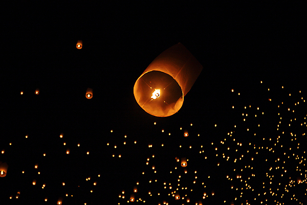 포토 JPG 해외이미지 사람없음 야외 빛 야간 풍등 풍등날리기 풍등놀이 풍등행사 풍등축제 해외포토 자연요소 놀이 조명 이벤트 등축제 파일형식 이미지허브