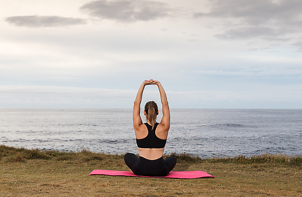 포토 JPG 해외이미지 백인 라이프스타일 여자 스포츠 바다 분홍색 요가 맨발 휴식 건강 한명 야외 금발 운동 검은색 스트레칭 활발 에너지 매트 유연 집중 연습 명상 땅바닥 필라테스 카피스페이스 해외포토 서양인 1 헤어스타일 웰빙 컬러 컨셉 발 바닥 사람 생활 공백 파일형식 이미지허브