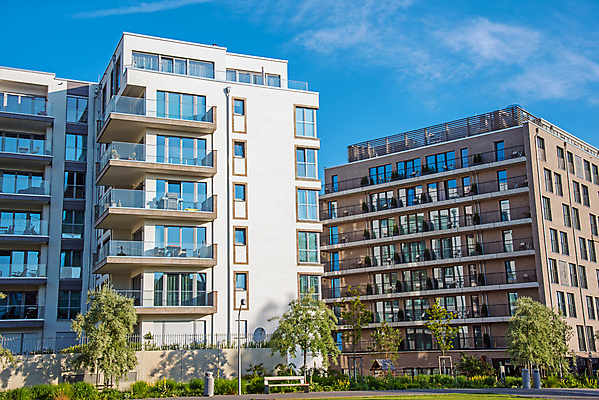 포토 JPG 해외이미지 나무 식물 건축양식 하늘 부동산 아파트 주택 사람없음 건물 파란색 탑 정원 맑음 고층빌딩 블록 회색 발코니 흰색 도시 시장 재산 고급 땅 투자 지역 베를린 연립주택 개발 땅바닥 해외포토 건축물 건축 컬러 컨셉 비즈니스 날씨 바닥 독일 빌딩 금융 파일형식 이미지허브
