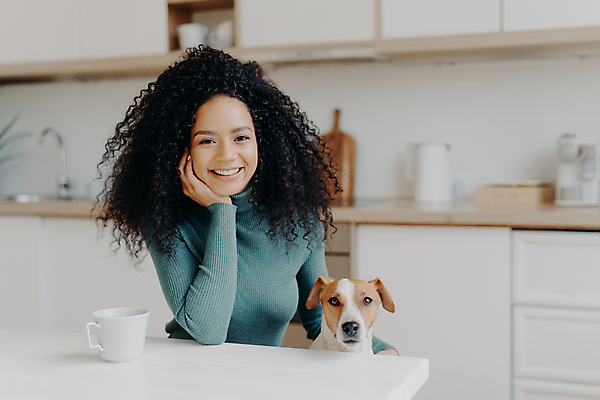 포토 JPG 해외이미지 동물 1 헤어스타일 여자 행복 커피 음료 가구 관계 놀이 탁자 아파트 함께함 한명 웃음 앉기 내부 10대 컵 반려동물 주방 우정 기쁨 머그컵 개 먹이 스웨터 싱크대 긍정 주인 기르기 돌봄 유래 정확 해외포토 식기 감정 생활용품 컨셉 상의 포유류 모션 청소년 주택 표정 사람 친구 개수대 파일형식 이미지허브