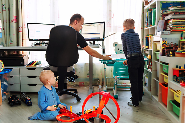 포토 JPG 해외이미지 백인 직업 라이프스타일 남자 아들 어린이 거실 인터넷 비즈니스 통신 가정 가족 놀이 탁자 주택 함께함 실내 사람 앉기 소년 성인 세명 노트북 컴퓨터 사무실 공책 방 육아 아기 업무 작업 아빠 연결 책상 바쁨 걸음마 돌봄 프리랜서 해외포토 서양인 가구 컨셉 관계 모션 문구용품 내부 건물 생활 전자제품 파일형식 이미지허브