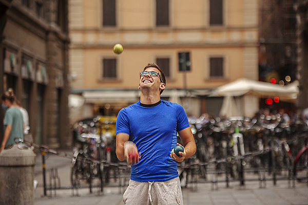 포토 JPG 해외이미지 주간 서양인 남자 유럽풍경 공 한명 들기 상반신 성인 야외 앞모습 아웃포커스 이탈리아 올려보기 곡예사 길거리예술가 볼로냐 저글링 성인남자한명만 해외포토 자연요소 외국인 직업 1 유럽 뷰포인트 모션 촬영기법 사람 풍경 예술가 남자한명만 성인남자만 파일형식 이미지허브