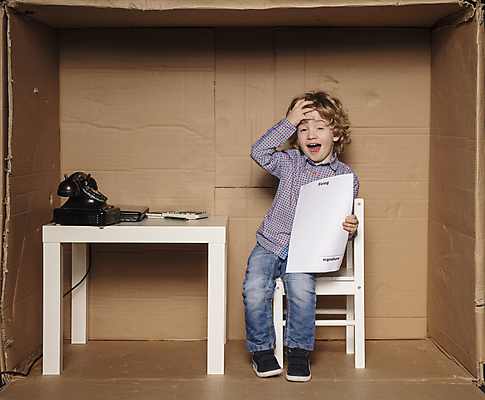 포토 JPG 해외이미지 전신 응시 남자 어린이 비즈니스 스트레스 한명 들기 앉기 소년 앞모습 컴퓨터 상자 사무실 놀람 슬픔 업무 비즈니스맨 작음 전화기 경영자 투자 충격 서명 경영 손짚기 소년만 소년한명만 해외포토 1 시선 감정 뷰포인트 모션 표정 사람 손짓 전자제품 작업 직장인 크기 리더 남자만 남자한명만 어린이만 파일형식 이미지허브