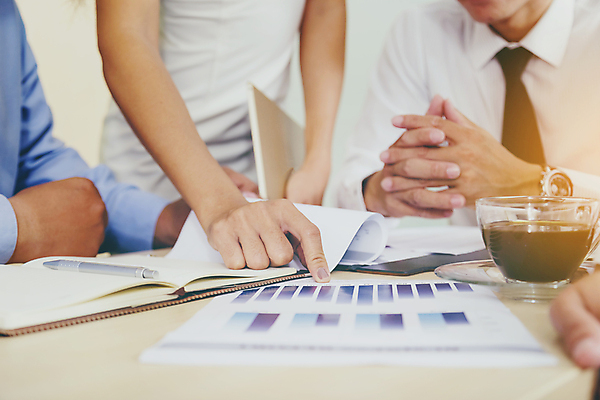 포토 JPG 해외이미지 직업 디자인 여자 컨셉 비즈니스 통신 성공 협력 설계 아이디어 직장 함께함 대화 사람 세명 금융 사무실 디지털 업무 작업 비즈니스맨 비즈니스우먼 그룹 계획 연결 토론 분석 문서 비전 회계 혁명 마케팅 프로젝트 브레인스토밍 해외포토 남자 회사 말하기 경제 직장인 파일형식 이미지허브
