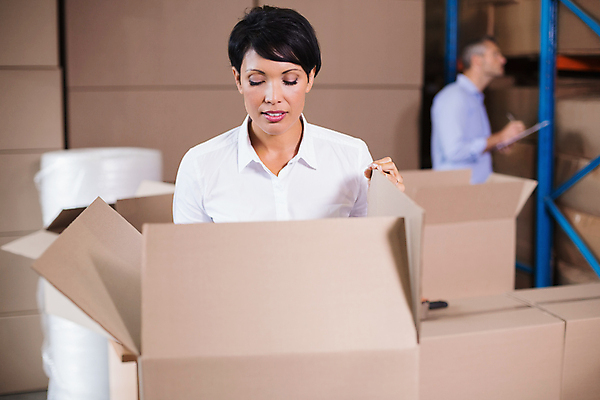 포토 JPG 해외이미지 백인 응시 여자 남자 40대 중년 실내 상반신 성인 두명 앞모습 옆모습 아웃포커스 30대 상자 작업 비즈니스맨 비즈니스우먼 오픈 집중 확인 물류창고 해외포토 서양인 시선 뷰포인트 컨셉 비즈니스 촬영기법 사람 내부 장년 직장인 창고 파일형식 이미지허브