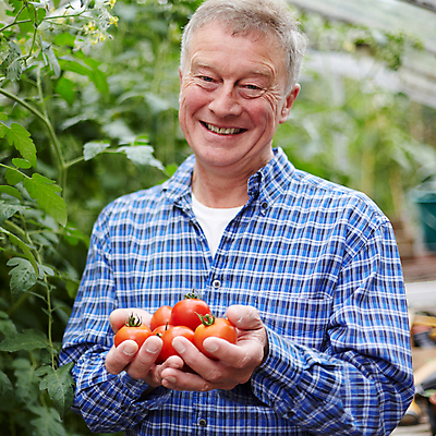 포토 JPG 해외이미지 백인 응시 남자 행복 토마토 한명 서기 미소 사람 야외 가로 농작물 정원 성장 신선 60대 은퇴 유기농 원예 온실 원예사 해외포토 서양인 직업 1 웰빙 시선 노년 감정 농업 채소 모션 표정 취미 파일형식 이미지허브