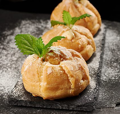 포토 JPG 해외이미지 검은배경 디저트 실내 사람없음 세개 달콤 민트 일렬 돌판 슈가파우더 프랑스음식 에클레어 해외포토 음식 백그라운드 서양음식 3 내부 검은색 돌_바위 맛 허브 파일형식 이미지허브