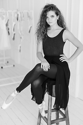 포토 JPG 해외이미지 전신 백인 여자 허리손 흑백 실내 한명 사람 앉기 성인 앞모습 다리꼬기 우아함 발레 발레리나 발레복 성인여자한명만 해외포토 서양인 1 옷 뷰포인트 포즈 컨셉 모션 촬영기법 내부 춤 여자한명만 성인여자만 파일형식 이미지허브