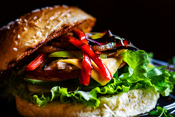 포토 JPG 해외이미지 검은배경 패스트푸드 실내 근접촬영 사람없음 한개 햄버거 인스턴트 정크푸드 해외포토 1 음식 뷰포인트 백그라운드 내부 검은색 파일형식 이미지허브