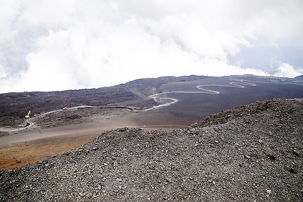 포토 JPG 해외이미지 구름 공원 유럽 도로 섬 여행 하늘 휴가 산 건조 파노라마 풍경 사람없음 야외 여름 관광지 환경 계곡 흙 이탈리아 추위 안개 바위 황무지 정상 땅 언덕 화산 장면 지역 내추럴 산악지대 웅장함 재 절정 해외포토 자연요소 계절 공공시설 나라 길 교통시설 날씨 촬영기법 돌_바위 파일형식 이미지허브