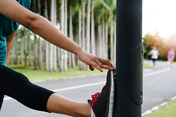 포토 JPG 해외이미지 여자 도로 호수 포즈 신발 자국 하늘 근육 거리 건강 서기 사람 동양인 성인 사람없음 야외 파란색 달리기 조깅 운동 검은색 스트레칭 일몰 도시 만 결심 복고 땀 몸통 마라톤 달리기선수 카피스페이스 해외포토 길 컬러 컨셉 교통시설 모션 인종 경기 신체부위 노을 공백 육상스포츠 육상선수 파일형식 이미지허브