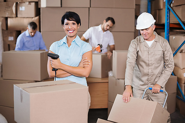 포토 JPG 해외이미지 백인 응시 여자 남자 40대 중년 50대 포장 노동자 실내 들기 여러명 상반신 20대 성인 앞모습 30대 상자 팔짱 수레 작업 비즈니스우먼 안전모 물류창고 스캐너 해외포토 서양인 직업 시선 뷰포인트 다수 비즈니스 모션 사람 청년 내부 장년 카트 직장인 헬멧 안전장비 창고 파일형식 이미지허브