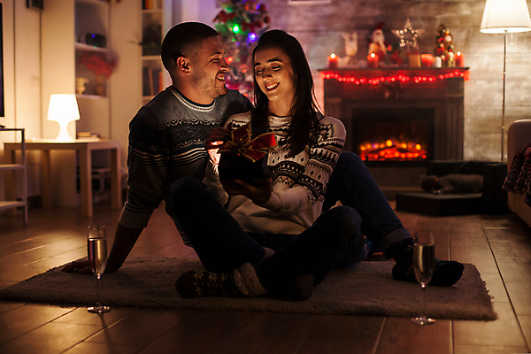 포토 JPG 해외이미지 백인 커플 여자 남자 행복 크리스마스 겨울 실내 선물 사랑 성인 두명 장식 빛 상자 어둠 기쁨 오픈 스웨터 성인만 해외포토 서양인 계절 기념일 감정 상의 관계 사람 내부 파일형식 이미지허브
