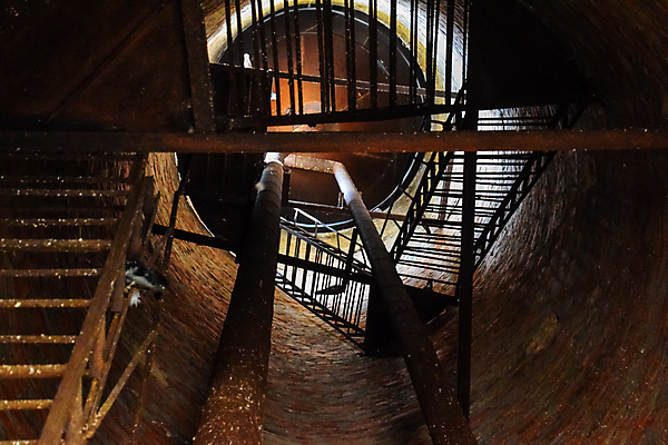 포토 JPG 해외이미지 산업 사다리 자연 하늘 아침 프레임 사람없음 세로 물 파란색 빛 햇빛 계단 환경 탑 금속 수확 저수지 둥지 제조 쓰레기 큼 컨테이너 부식 비둘기 탱크 장면 수납 타운 실린더 옛날 철강 치유 행진 공급 해외포토 주간 자연요소 건축물 컬러 농업 모션 재질 조류 태양 도구 도시 크기 생태계 파일형식 이미지허브