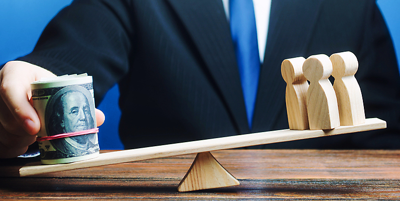 포토 JPG 해외이미지 남자 실내 저울 한명 상반신 성인 앞모습 달러 말_게임 비즈니스맨 무거움 저울질 성인남자한명만 놓기 해외포토 1 뷰포인트 돈 비즈니스 모션 사람 내부 게임 직장인 무게 남자한명만 성인남자만 파일형식 이미지허브