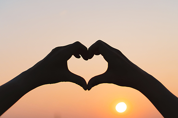 포토 JPG 해외이미지 손 실루엣 하늘 사랑 야외 신체부위 태양 일몰 야간 손하트 해외포토 자연요소 감정 촬영기법 사람 손짓 노을 파일형식 이미지허브