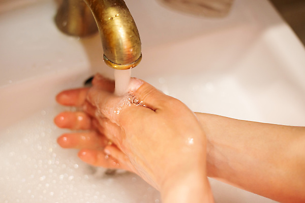 포토 JPG 해외이미지 손 어린이 신체 건강 관리 사람 사람없음 물 목욕 거품 젖음 욕실 액체 씻기 빨래 청소 싱크대 수도꼭지 비누 돌봄 위생관리 해외포토 자연요소 가사 모션 신체부위 위생용품 청결 개수대 파일형식 이미지허브