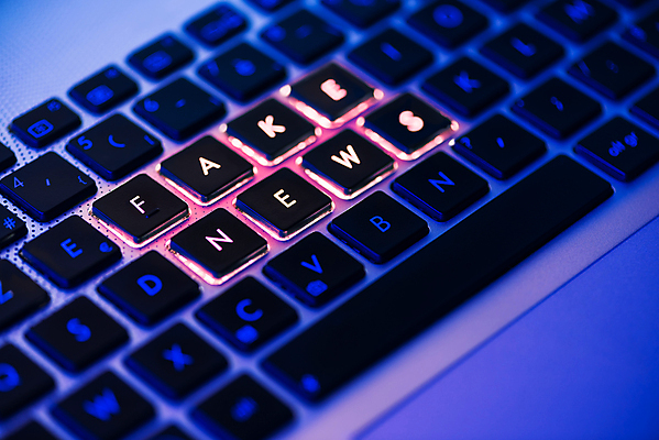 포토 JPG 해외이미지 컨셉 인터넷 비즈니스 텍스트 통신 열쇠 조명 사람없음 빨간색 파란색 노트북 전자제품 빛 컴퓨터 사무실 디지털 검은색 자료 장비 정보 흰색 키보드 업무 네트워크 뉴스 연결 사이버 알림 보고서 전자 온라인 빛망울 거짓 소셜 하드웨어 주도 해외포토 컬러 예절 작업 파일형식 이미지허브