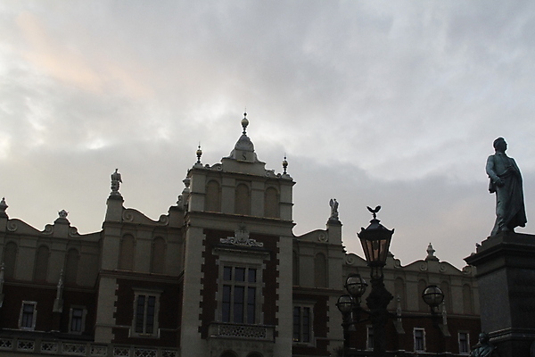 포토 JPG 해외이미지 유럽 여행 사람없음 성당 교회 여행객 센터 중세 정사각형 광택 타운 동쪽 폴란드 르네상스 크라쿠프 해외포토 도형 나라 종교건축 사람 건물 도시 역사 방향 파일형식 이미지허브