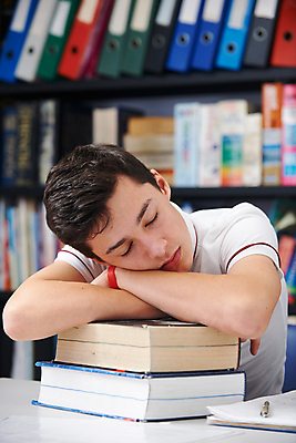 포토 JPG 해외이미지 백인 학생 교육 남자 학교 휴식 선반 스트레스 실내 피곤 한명 사람 앉기 소년 건물 10대 책 세로 잠 작업 도서관 고민 교과서 문제 압력 해외포토 서양인 1 건축물 감정 어린이 가구 컨셉 모션 청소년 교재 내부 파일형식 이미지허브