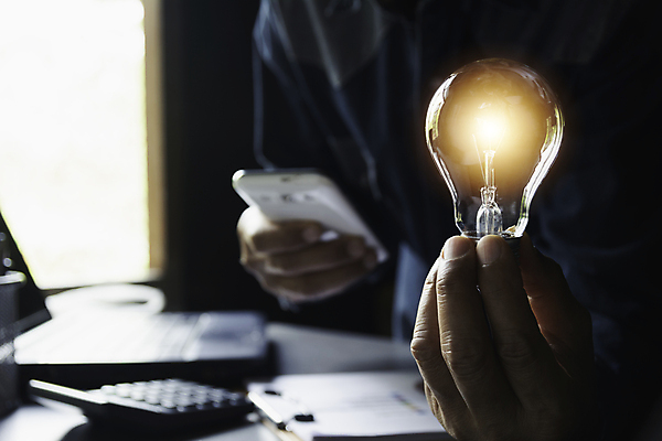 포토 JPG 해외이미지 직업 손 디자인 남자 백그라운드 컨셉 인터넷 비즈니스 전구 사업가 통신 상상 유리 탁자 아이디어 관리 창조 사람없음 노트북 빛 컴퓨터 사무실 디지털 공책 힘 에너지 램프 타이핑 잡기 작업 네트워크 닫기 디자이너 혁명 광 발명 선견지명 이해 해외포토 가구 모션 재질 문구용품 조명 사람 신체부위 전자제품 파일형식 이미지허브