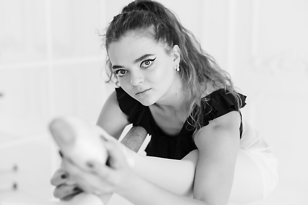 포토 JPG 해외이미지 백인 응시 여자 흑백 실내 한명 사람 상반신 성인 앞모습 잡기 우아함 소프트포커스 발레 발레리나 발레복 다리들기 성인여자한명만 해외포토 서양인 1 시선 옷 뷰포인트 컨셉 모션 촬영기법 내부 춤 여자한명만 성인여자만 파일형식 이미지허브