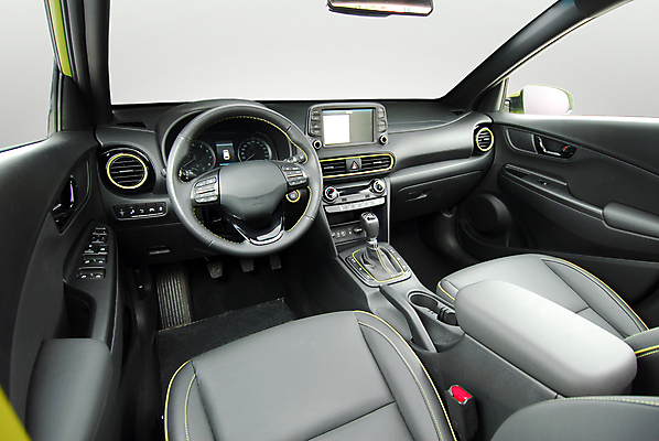 포토 JPG 해외이미지 스튜디오촬영 디자인 지도 의자 교통시설 자동차 실내 안전 사람없음 내부 소리 장비 운전 벨트 뜨거움 운전사 고급 수리 핸들 가죽 라디오 승객 시스템 네비게이션 위로 계기판 자동 제어 스타일 해외포토 직업 잡화 육상교통 가구 교통 컨셉 모션 전자제품 시설 파일형식 이미지허브