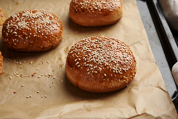 포토 JPG 해외이미지 재료 쟁반 실내 사람없음 햄버거 참깨번 햄버거빵 종이호일 해외포토 빵 패스트푸드 내부 파일형식 이미지허브