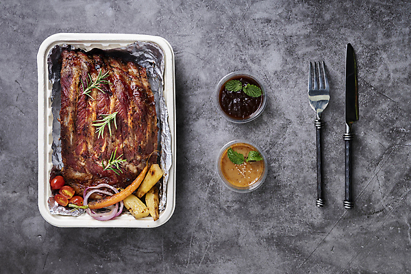 포토 JPG 해외이미지 접시 음식 토마토 채소 감자 육류 돼지고기 스테이크 요리 사람없음 목재 빨간색 초록색 식당 식사 저녁식사 어둠 소고기 튀김 시골 신선 뜨거움 그릴 바비큐 자르기 굽기 허브 향신료 매움 후추 로즈메리 갈비뼈 훈제 바비큐립 점심식사 해외포토 나무 식물 식기 컬러 식재료 재료 모션 주방용품 뼈 서양음식 상점 맛 구이 향미료 파일형식 이미지허브