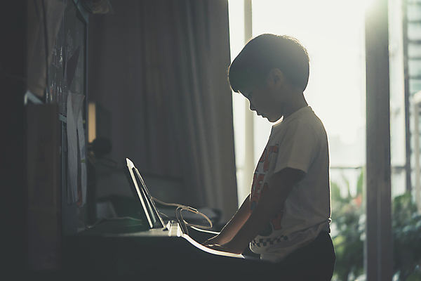 포토 JPG 해외이미지 교육 어린이 음악 창문 놀이 주택 미술 한명 사람 동양인 소년 취미 빛 알약 음악가 방 기구 피아노 스마트 멜로디 뮤지컬 해외포토 직업 1 남자 컨셉 문화예술 인종 건물 약 건반악기 파일형식 이미지허브