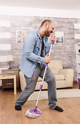 포토 JPG 해외이미지 전신 백인 남자 행복 액자 노래 탁자 성인 옆모습 소파 카펫 기쁨 스탠드 춤 청소 대걸레 성인남자한명만 해외포토 서양인 감정 음악 뷰포인트 가구 의자 문화예술 조명 사람 청소도구 남자한명만 성인남자만 파일형식 이미지허브