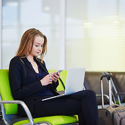 포토 JPG 해외이미지 서양인 여자 여행 의자 휴가 한명 성인 노트북 독서 여행객 여행가방 작업 기다림 공항 성인여자한명만 해외포토 외국인 1 가구 가방 교통시설 모션 사람 전자제품 여자한명만 성인여자만 파일형식 이미지허브